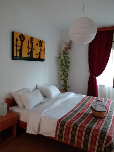 达利安基里姆酒店的一间卧室配有一张带白色床单和一盏灯的床。
