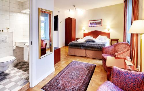 哥德堡皇家酒店的一间酒店客房 - 带一张床和一间浴室