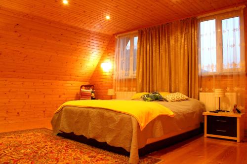 KozevoFelice Riposo的木制客房内的一间卧室,配有一张床