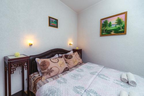 巴尔Villa Jadran Apartments的卧室配有一张床,墙上挂有两张照片