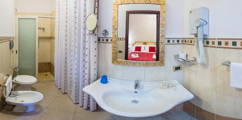 夏卡加里波第瑞拉斯住宿加早餐旅馆的一间带水槽、卫生间和镜子的浴室
