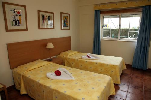 阿尔图拉Alagoa Azul II的酒店客房设有两张床和窗户。