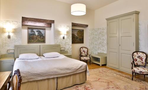 塔尔图安托尼斯酒店的卧室配有一张床和一张桌子及椅子