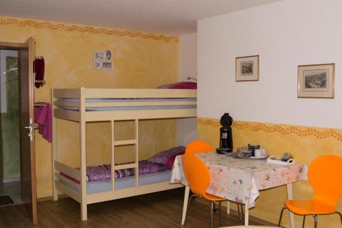 鲁斯特Gästehaus Europa的一间卧室配有一张双层床,配有桌椅