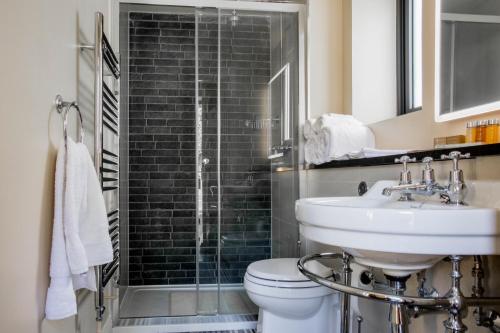 West Meon托马斯勋爵宾馆的浴室配有卫生间、盥洗盆和淋浴。