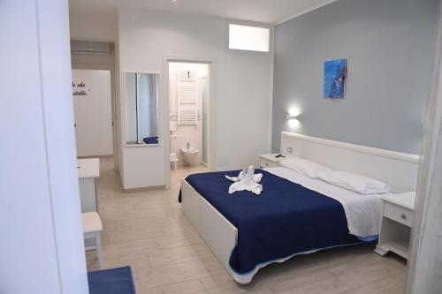 切萨雷奥港B&b VICTORIA的一间卧室配有一张带蓝色毯子的大床