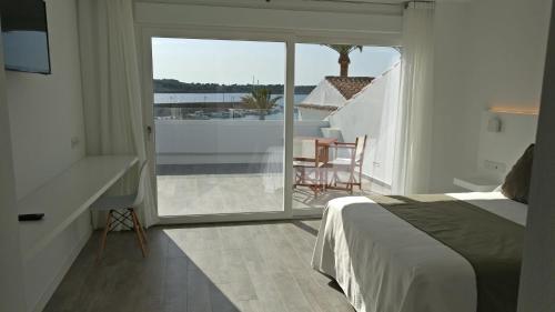 福尔内利斯Hostal La Palma的一间卧室设有一张床,享有阳台的景色