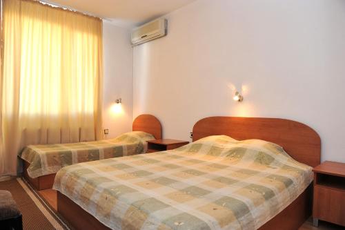 桑丹斯基Family Hotel Blazhi的酒店客房设有两张床和窗户。