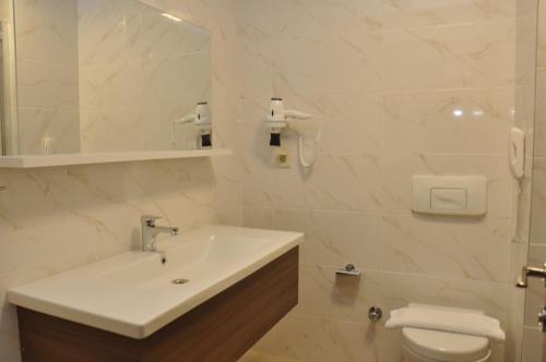 马尔马里斯Sunway club otel的白色的浴室设有水槽和卫生间。