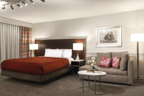 安纳海姆ALO艾瑞斯酒店的酒店客房,配有床和沙发