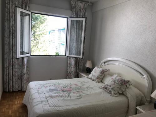 瓜达拉马Guadamolinos Naturaleza的卧室配有白色的床和窗户。