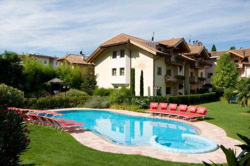 博尔扎诺沃斯商务度假公园酒店的庭院中带游泳池的房子