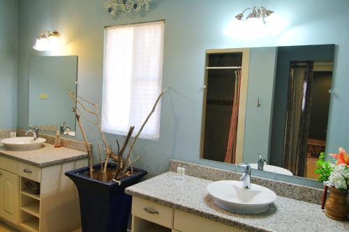 圣地亚哥Casa Brisa Gran Pacífica Resort的一间带两个盥洗盆和大镜子的浴室