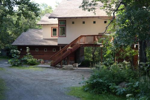 Eagle RiverEagle Peak Guesthouse的一座房子,前面有甲板和狗