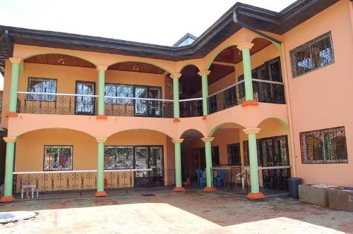 雅温得Appart meublés Yaounde的一座大型橙色建筑,设有阳台