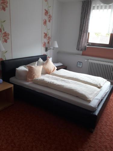 埃恩鲁赫Haus Helene的一间卧室配有带白色床单和枕头的床。