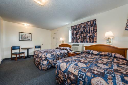 坦帕湾长住酒店客房内的一张或多张床位