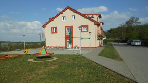 VýroviceMobilheim Výr的前面有游乐场的小房子
