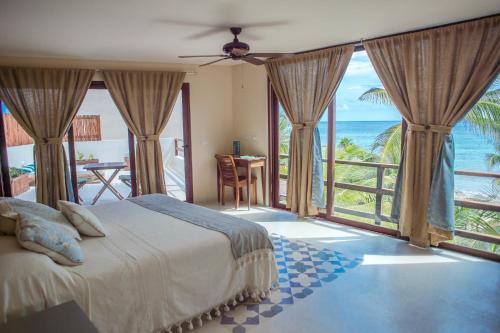 图卢姆图卢姆玛利亚海酒店 - 仅限成人入住的一间卧室配有一张床,享有海景