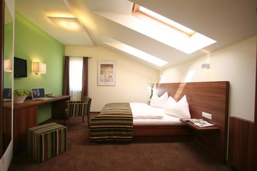 恩尔维茨多夫沃夫塞格乡村旅馆及酒店的配有一张床和一张书桌的酒店客房
