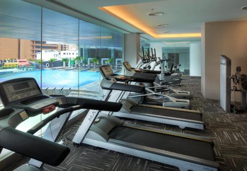 吉隆坡富丽华国际管理大酒店的一个带几台跑步机和游泳池的健身房