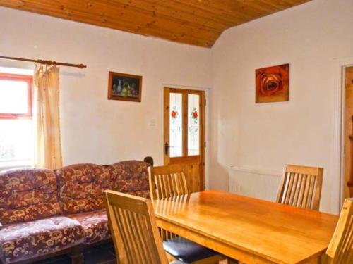 巴林罗布Cavan Hill Cottage的客厅配有桌子和沙发
