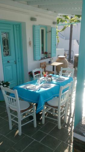 阿波罗尼亚Kampos Home的庭院里配有一张带白色椅子的蓝色桌子
