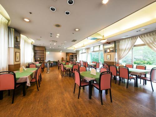 大阪大阪守口广场酒店 的用餐室设有桌椅和窗户。