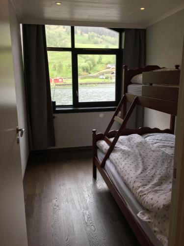 奥尔登Olden apartments 1的一间卧室设有两张双层床和一扇窗户。
