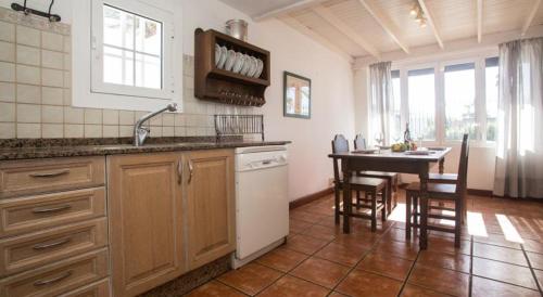 卡门港Casa Tiati的厨房配有水槽和桌椅