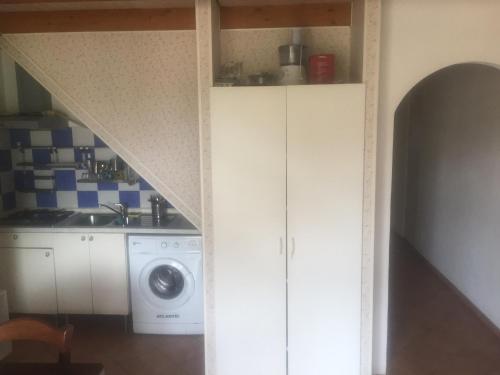 玛里纳罗米亚Appartamento La Valle的厨房配有水槽和洗衣机