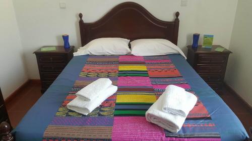 Faja GrandeResidencia Mateus的床上有两条白色毛巾