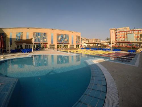 开罗Rehana Plaza Hotel的大楼前的大型游泳池