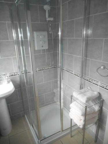 法尔卡拉Noirin's Holiday Homes的带淋浴和盥洗盆的浴室