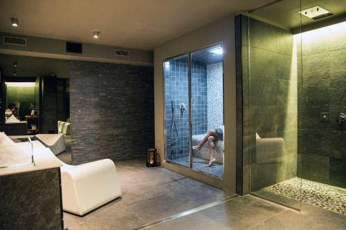 拉莫拉阿伯里瑞雷酒店的一个人在带淋浴的浴室