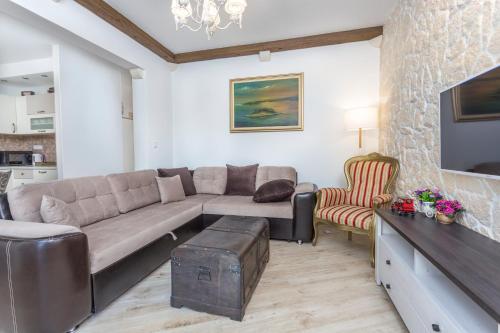 赫瓦尔Villa Capitis in the center - Apartment with private pool的带沙发和电视的客厅