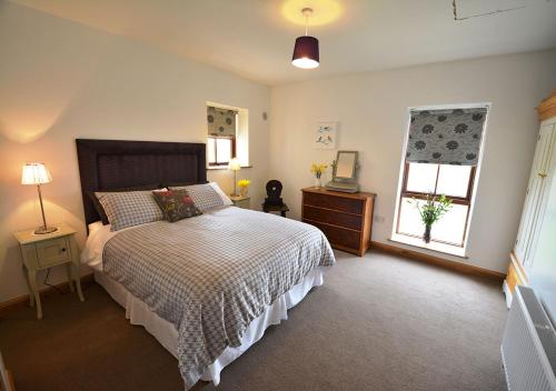 KilmoreWoodvilla Lodge的一间卧室设有一张大床和一个窗户。