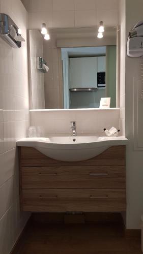 格雷乌莱班卢帕拉度酒店的一间带水槽和镜子的浴室