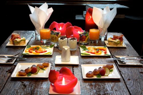 布鲁日努特布兰奇酒店的一张木桌,上面放着食物和蜡烛