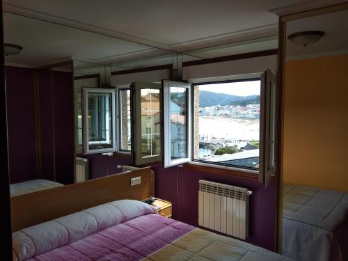 拉赫巴伊亚住宿旅馆的一间卧室设有一张床和一个大窗户