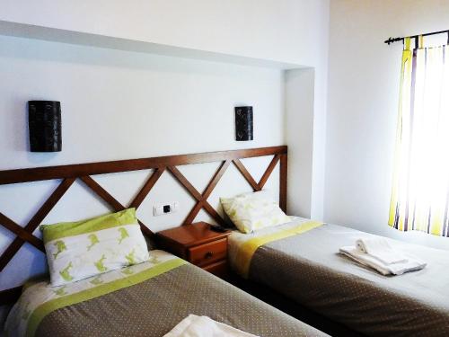阿尔热祖尔Lucas House 1的酒店客房设有两张床和窗户。