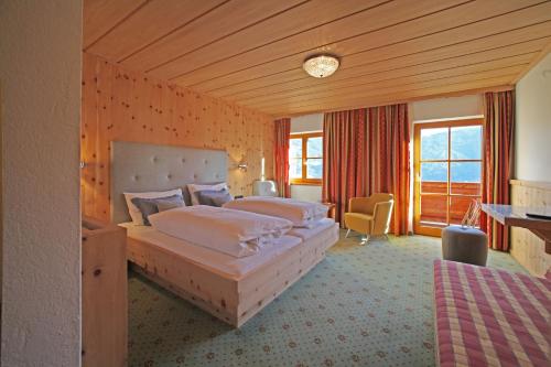 施图拜谷地特尔费斯兰古特塔勒霍夫旅馆的酒店客房配有两张床和一张书桌