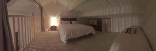Le PuechDomaine de Mont Redon的一间卧室配有一张床和一盏灯