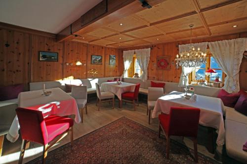 施图拜谷地特尔费斯兰古特塔勒霍夫旅馆的餐厅设有2张桌子和椅子以及吊灯。