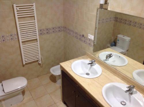 萨伊迪耶Appartement El Bahia Saidia destiné uniquement aux couple mariés, célibataires s'abstenir的浴室设有2个水槽、卫生间和镜子。