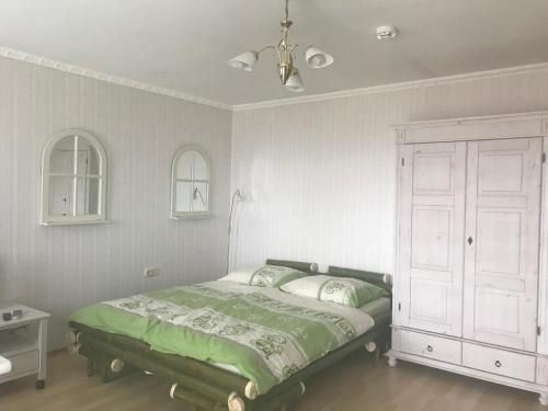 齐罗Ferienwohnung Meeresblick的一间卧室配有一张床和一个吊灯