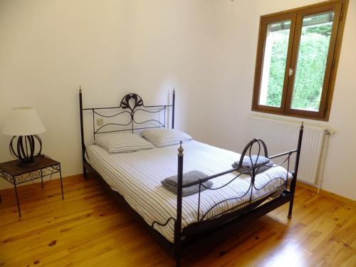 圣艾蒂安克洛斯真提安讷度假屋的一间卧室配有床、灯和窗户