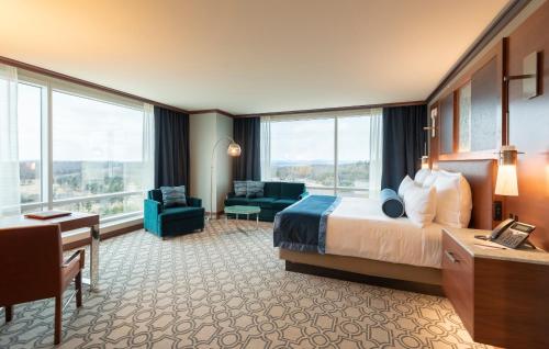 蒙蒂塞洛Resorts World Catskills的配有一张床和一张书桌的酒店客房
