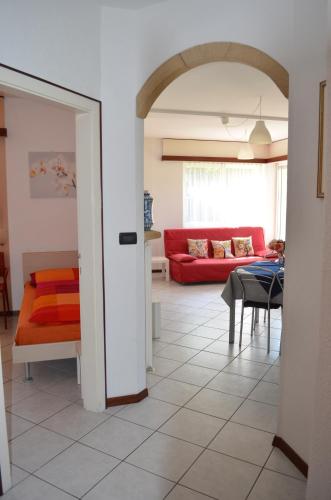托尔博莱Ospitalità in zona panoramica的客厅配有红色的沙发和桌子