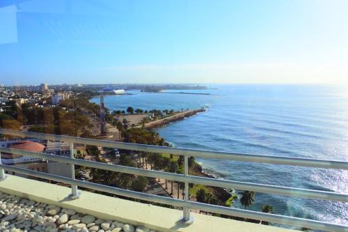 圣多明各圣多明格皇冠假日酒店的阳台享有海景。